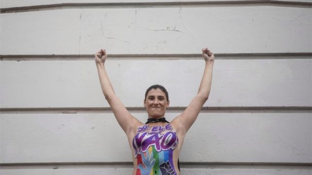 Mulher em ato contra Bolsonaro