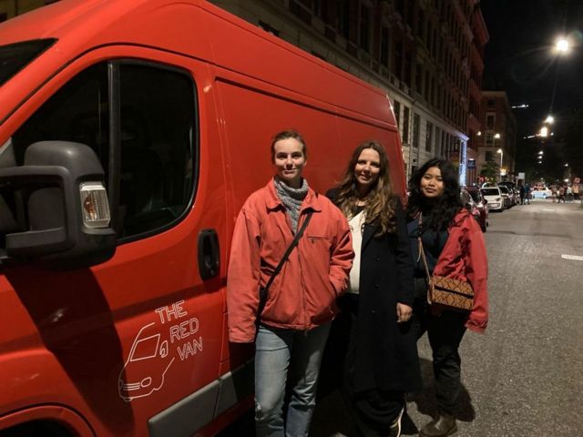 "Красный фургон" и волонтеры. Слева направо: Паулина Хоффман-Шредер, Сине Пламбек и Афиния Джатупарисакул