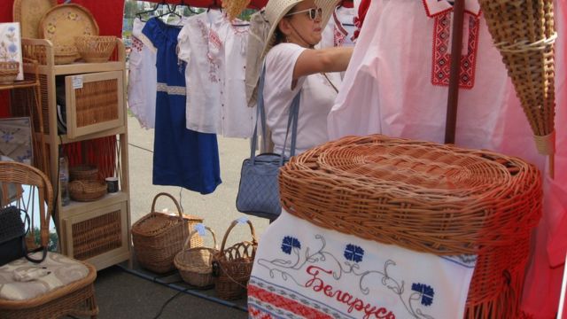 Женщина выбирает вышиванку
