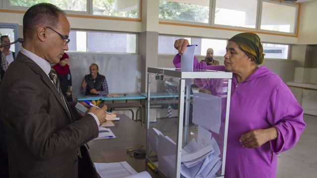 امرأة تدلي بصوتها خلال الانتخابات النيابية في عام 2016