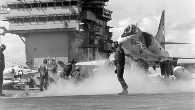 Un caza de EE.UU. despega de un portaaviones en el golfo de Tonkin en 1967