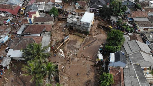 Potret kerusakan akibat banjir bandang melanda Kabupaten Sukabumi pada Senin (22/09).