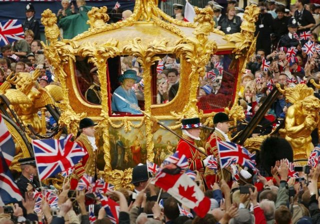 La reina Isabel y el príncipe Felipe viajan en la carroza al frente de un desfile desde el Palacio de Buckingham hasta la Catedral de San Pablo celebrando el Jubileo de Oro de la reina, el 4 de junio de 2002, a lo largo de The Mall en Londres