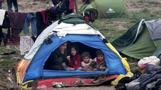 ギリシャ・マケドニア国境の移民家族(9日)