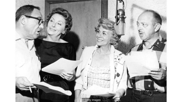 1962年，《聪明笨伯》（The Flintstones）的卡司在一场录音中，包括《兔八哥》的演员梅尔·布兰克（右一）。(Credit: Getty Images)