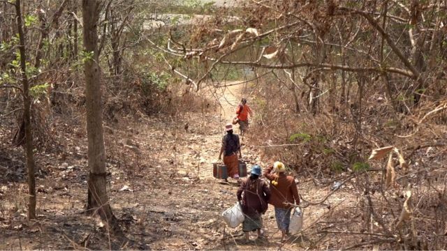 Warga Myanmar melintasi perbatasan menggunakan jalur setapak di hutan.