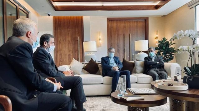 سایت بهار تصویری از دیدار محمد حسینی، سفیر ایران در امارات با آقای احمدی‌نژاد در فرودگاه دوبی منتشر کرده است
