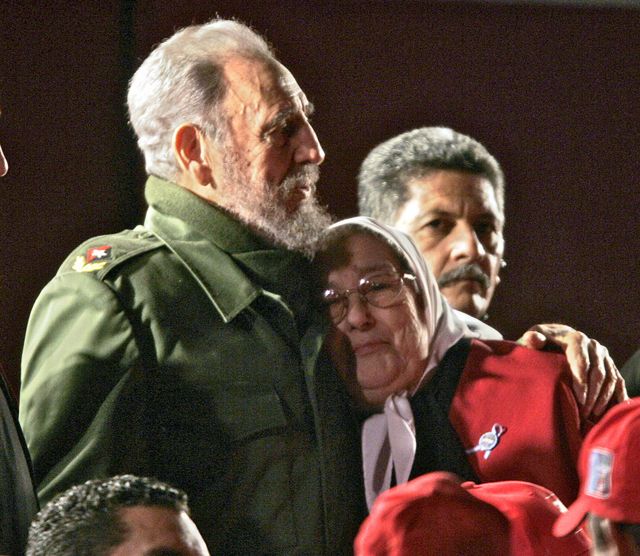 Bonafini y Fidel Castro comparten un abrazo durante un acto en Argentina en 2006.