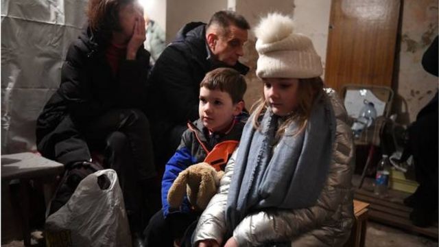 عائلة أوكرانية تقيم في ملجأ تحت الأرض في مدينة كييف اتقاء من القصف.