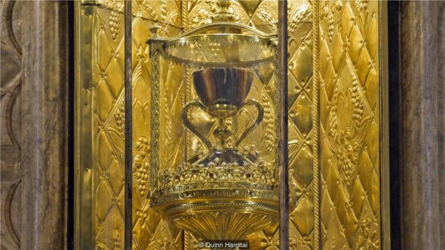 聖杯由瑪瑙雕刻而成，裝飾有巨大的金色手柄，和鑲有珍貴寶石的基座(Credit: Quinn Hargitai)