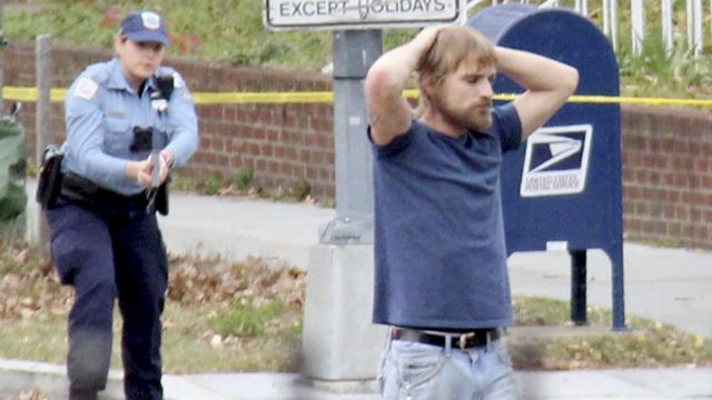 警察に投降したエドガー・マディソン・ウェルチ容疑者(28)