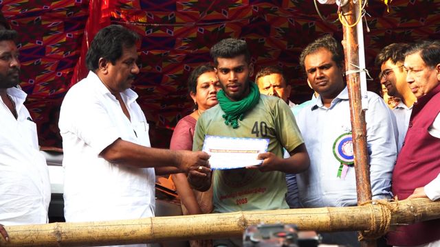 இரண்டாவது பரிசு பெற்ற கார்த்திக்