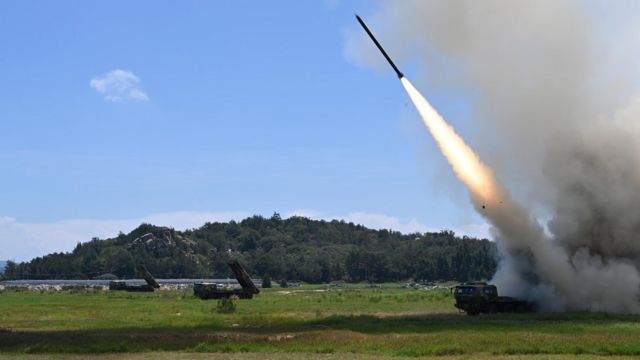 台湾国防部称，中国大陆军方在首天演练发射了11枚东风导弹。(photo:BBC)