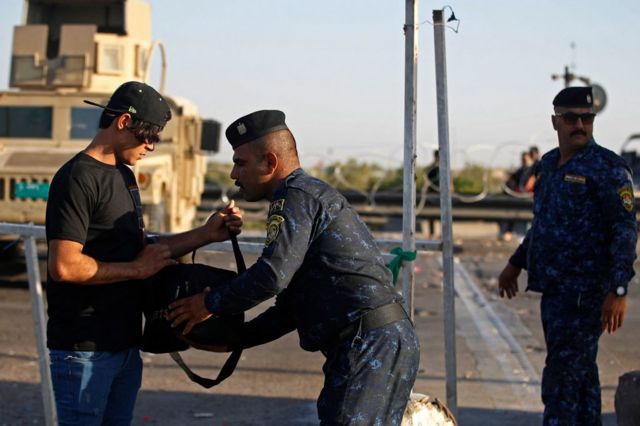 الأمن العراقي يفتّش حقيبة أحد الزوار المتّجه من بغداد نحو كربلاء، 3 سبتمبر/أيلول 2023