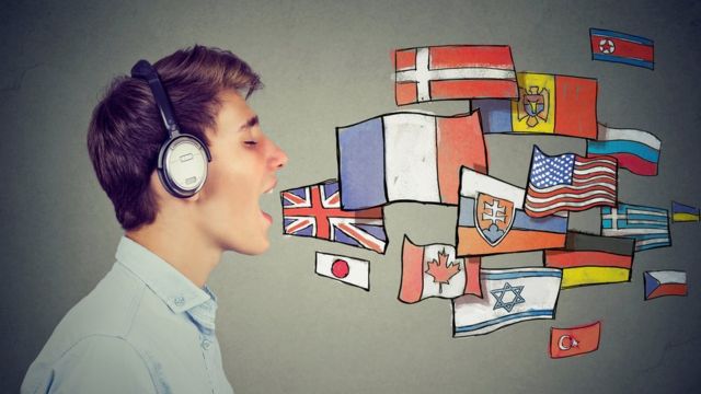 Un joven con varias banderas