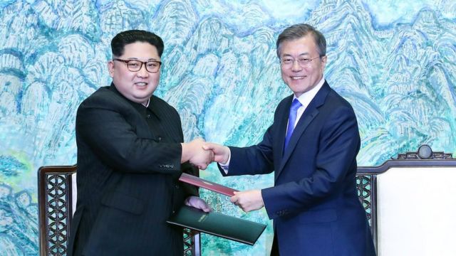 Kim Jong-un and Moon Jae-in exchange the Panmunjom Declaration