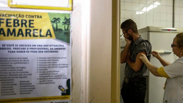 Un hombre es vacunado en clinica en Brasil durante un brote de fiebre amarilla