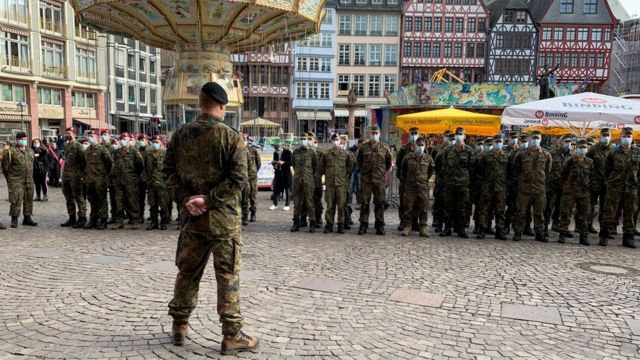 солдаты на площади во Франкфурте