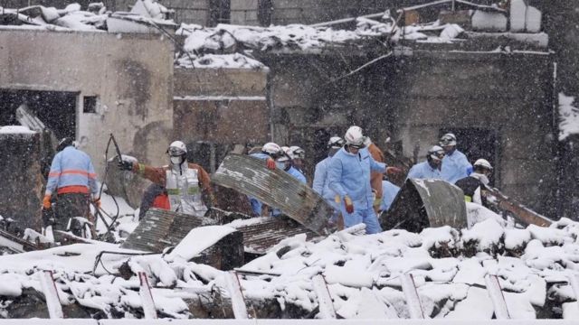 被災地で雪の中、捜索活動を続ける消防隊員ら（石川県輪島市、8日）