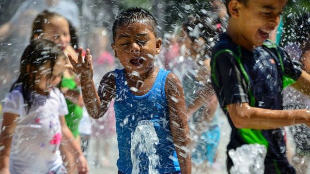 Niños en San José de Costa Rica refrescándose durante una ola de calor