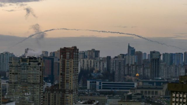 La estela de un misil interceptado sobre Kyiv
