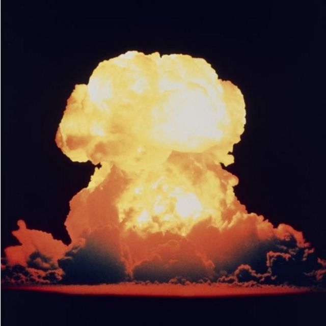 1956年5月，美国在马绍尔群岛的比基尼环礁试爆氢弹。当时氢弹是世界上威力最强的大规模杀伤性武器，美国1952年首次试爆成功，次年苏联也宣布成功试爆首枚氢弹。此前绝密的美国氢弹文件离奇失踪，至今下落不明(photo:BBC)