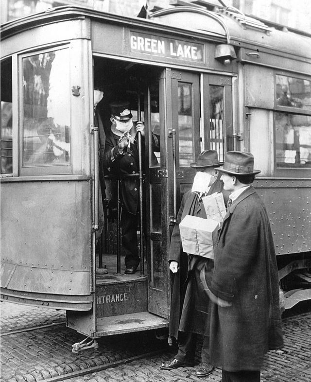 Un conductor de tranvía rechaza la entrada a un viajero que no usa máscara, Seattle, Washington, diciembre de 1918.