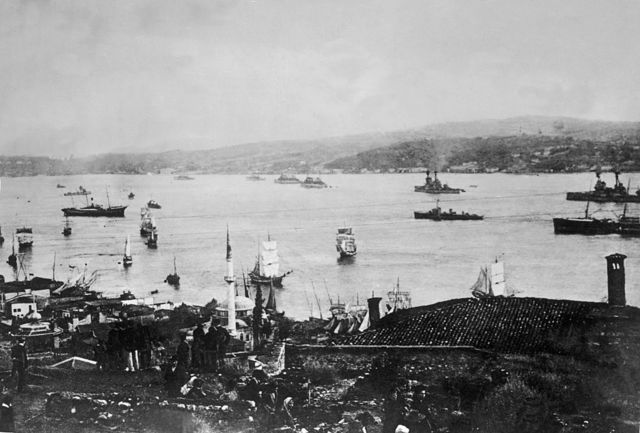 1923'te Boğaz'a demir atmış İngiliz donanması