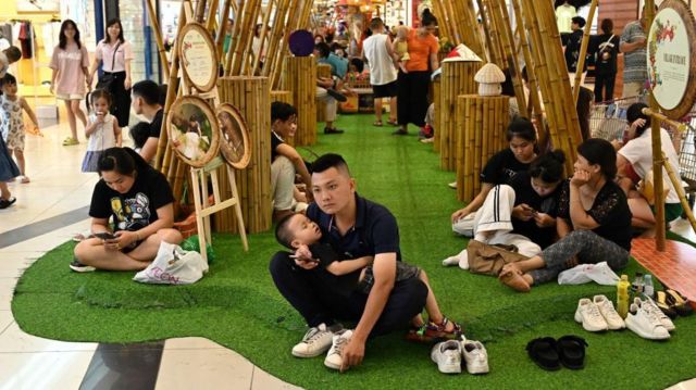 Người dân tránh nắng nóng tại một siêu thị ở Hà Nội ngày 3/6/2023. Miền Bắc Việt Nam đã trải qua đợt mất điện kéo dài trong mùa hè năm 2023 do cung không đủ cầu