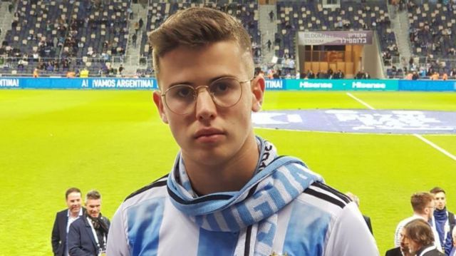 Ron Sherman com a camisa da Argentina dentro de um estádio de futebol