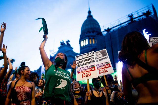 Mujeres celebrando la aprobación del aborto en Argentina.