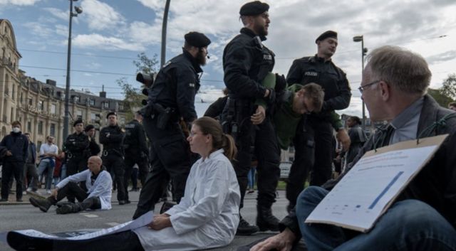 விஞ்ஞானிகள் போராட்டம்