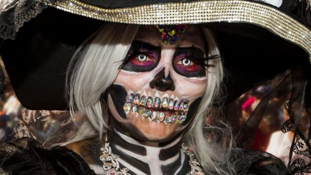 Mujer disfrazada de Catrina durante un desfile del día de muertos en México. 
