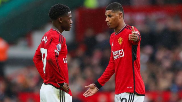 Marcus Rashford of Manchester United argues with teammate Kobbie Mainoo 