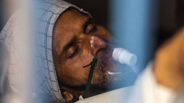 Paciente recebe tratamento dentro de uma enfermaria de covid de um hospital administrado pelo governo, em meio à pandemia de covid, no distrito de Bijnor, Uttar Pradesh, Índia, 11 de maio de 2021.