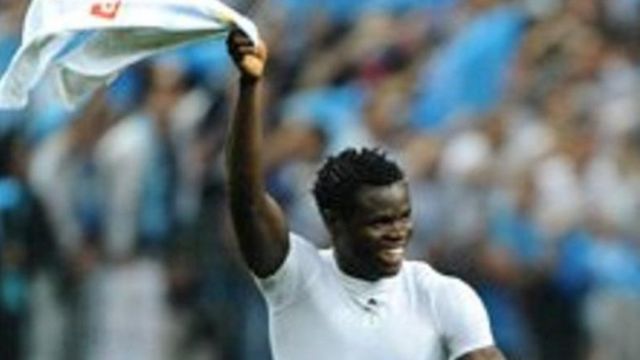 Taye Taiwo lors d'une victoire de Marseille en finale de la Coupe de la Ligue.