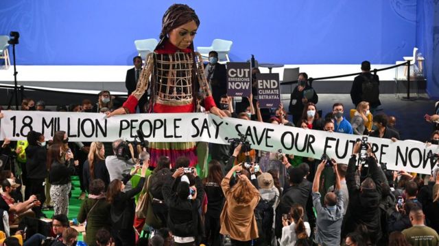 A boneca Amal, que representa refugiados sírios, visita a COP26