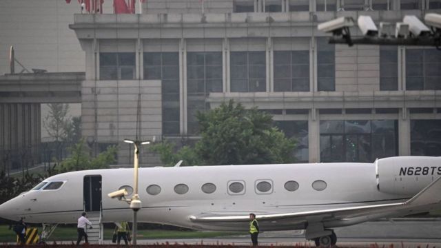马斯克乘坐他的私人飞机抵达中国，此前这一行程高度保密。(photo:BBC)