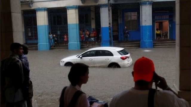 Un automóvil en una calle inundada de La Habana