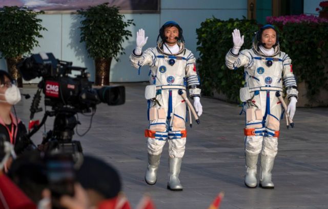 Çin uzaya ilk sivili gönderdi