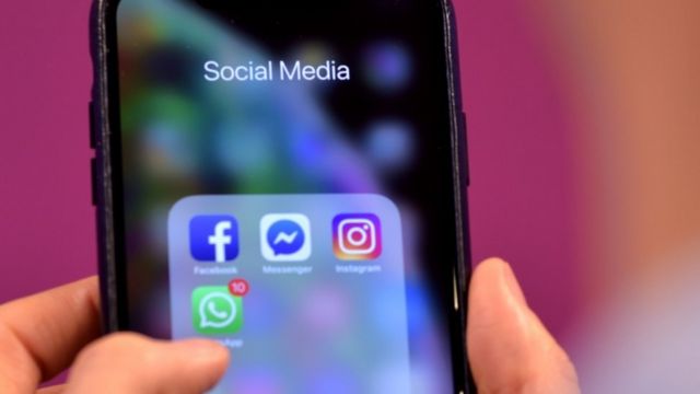 Celular com aplicativos de redes sociais