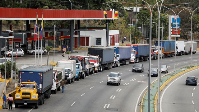 Caminhões fazem fila para carregar diesel em Caracas, em março de 2021