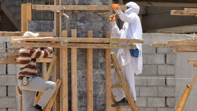 يعمل أغلب المصريين في السعودية في مهن بسيطة أبرزها قطاع البناء والإنشاءات (صورة أرشيفية)