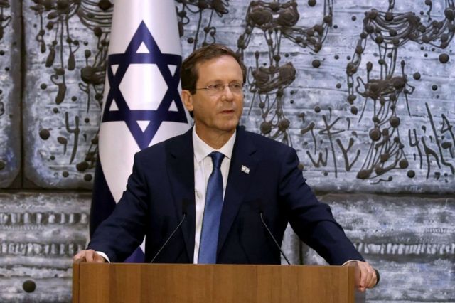 Tổng thống Israel Isaac Herzog, sinh năm 1960, sẽ là người đầu tiên tiêm liều ba ở Israel
