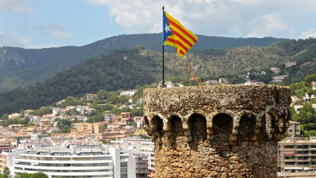 Bancos e empresas a sair da Catalunha. Guerra entre Madrid e