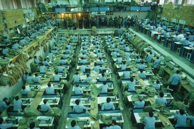En los años 1980 se instaló un taller en la prisión de Evin para que los prisioneros políticos de la cárcel fabricaran ropa para la guerra entre Irán e Irak.