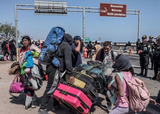 Decenas de migrantes en la frontera.