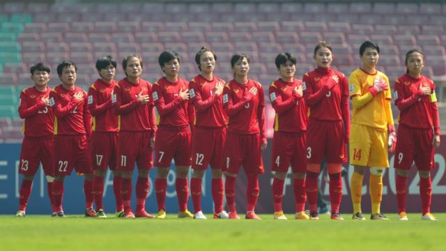 Con gái chơi đá bóng không chỉ là một giải trí mà còn là một thể thao mà họ đam mê. Hãy cùng xem hình ảnh được BBC News Tiếng Việt đăng tải để vinh danh những cô gái năng động này.
