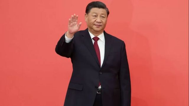 Xi Jinping acenando