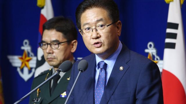 Güney Kore Savunma Bakanı Suh Choo-suk basın toplantısı yapıyor